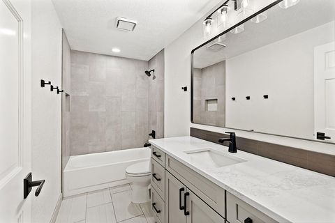 Tiny photo for 3228 Auburn Way, Medford, OR 97504 (MLS # 220212047)