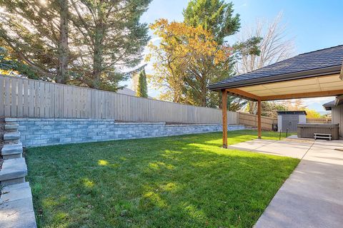 Tiny photo for 3228 Auburn Way, Medford, OR 97504 (MLS # 220212047)