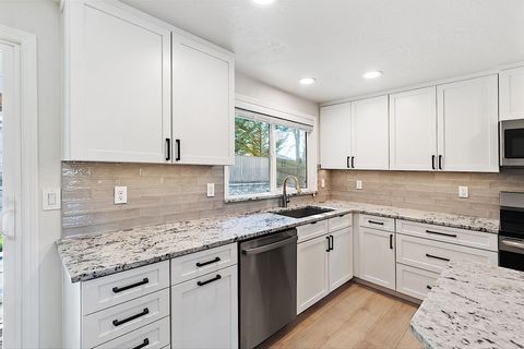 Tiny photo for 3228 Auburn Way, Medford, OR 97504 (MLS # 220212047)