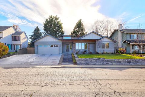 Tiny photo for 3228 Auburn Way, Medford, OR 97504 (MLS # 220212047)