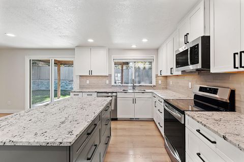 Tiny photo for 3228 Auburn Way, Medford, OR 97504 (MLS # 220212047)