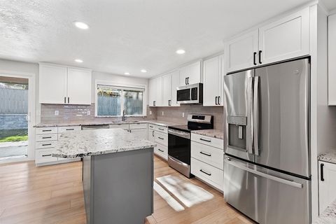 Tiny photo for 3228 Auburn Way, Medford, OR 97504 (MLS # 220212047)