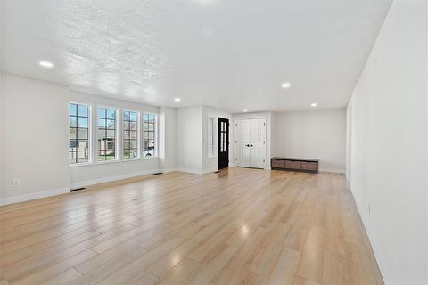 Tiny photo for 3228 Auburn Way, Medford, OR 97504 (MLS # 220212047)