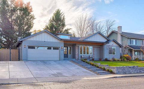 Photo of 3228 Auburn Way, Medford, OR 97504 (MLS # 220212047)