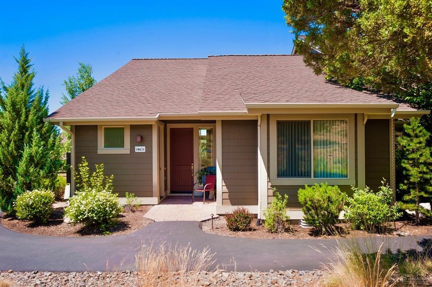 This corner lot, single level Townhouse includes Cascade Mountain views from the kitchen, vaulted ceilings, granite countertops, great natural light and an elevated patio deck to enjoy the sun and views. Enjoy all the amenities of Eagle Crest in a serene and quiet neighborhood. Great second home or investment rental. Landscaping, exterior paint and roof included in HOA. Eagle Crest is home to three 18 hole golf courses, three sports centers, a day spa and miles of trails. Enjoy indoor/outdoor swimming pools, tennis, pickleball and the basketball courts.