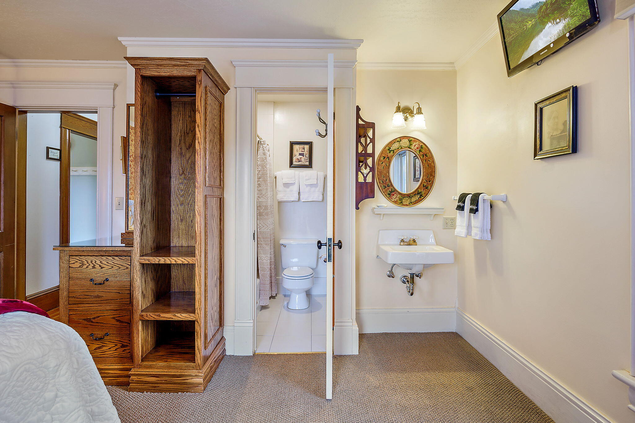 Main image without alt text