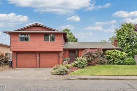 Photo of 962 NE 11th Street, Grants Pass, OR 97526 (MLS # 220222594)