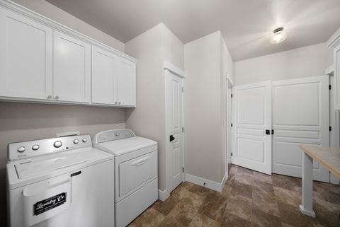 Tiny photo for 8933 NW Elizabeth Way, Prineville, OR 97754 (MLS # 220215726)