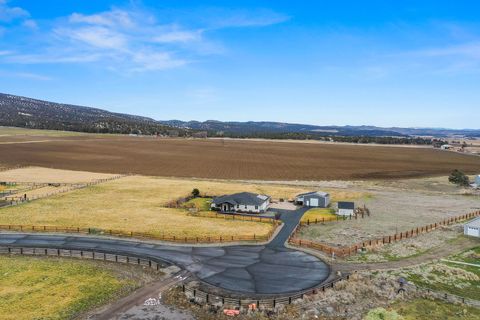 Photo of 8933 NW Elizabeth Way, Prineville, OR 97754 (MLS # 220215726)