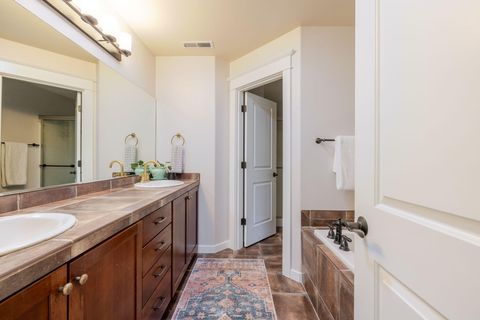 Tiny photo for 61059 Snowberry Place, Bend, OR 97702 (MLS # 220216936)