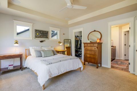 Tiny photo for 61059 Snowberry Place, Bend, OR 97702 (MLS # 220216936)