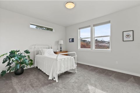 Tiny photo for 4530 SW Yew Avenue, Redmond, OR 97756 (MLS # 220213315)