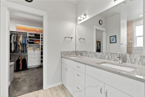 Tiny photo for 4530 SW Yew Avenue, Redmond, OR 97756 (MLS # 220213315)