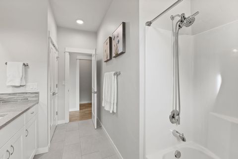 Tiny photo for 4530 SW Yew Avenue, Redmond, OR 97756 (MLS # 220213315)