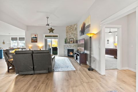 Tiny photo for 4530 SW Yew Avenue, Redmond, OR 97756 (MLS # 220213315)