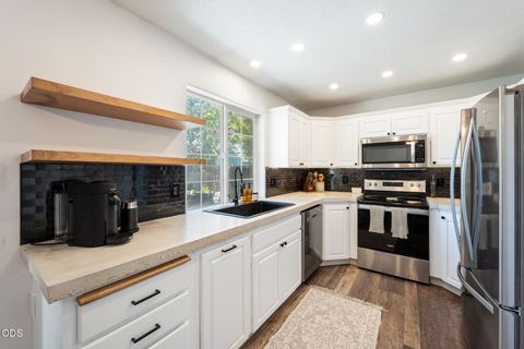Tiny photo for 723 NE Stoneridge Loop, Prineville, OR 97754 (MLS # 220222726)