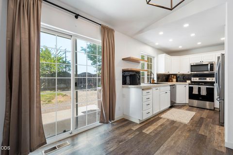 Tiny photo for 723 NE Stoneridge Loop, Prineville, OR 97754 (MLS # 220222726)