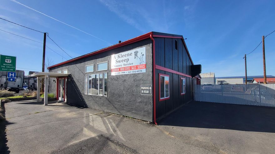 2766 sq ft Multi use Centrally located with direct access to Parkway. 
Office/industrial/showroom with fully fenced secure yard.  Unlimited options with the zoning on this property.