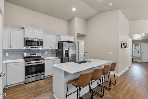 Tiny photo for 1030 NW Varnish Lane, Redmond, OR 97756 (MLS # 220223996)