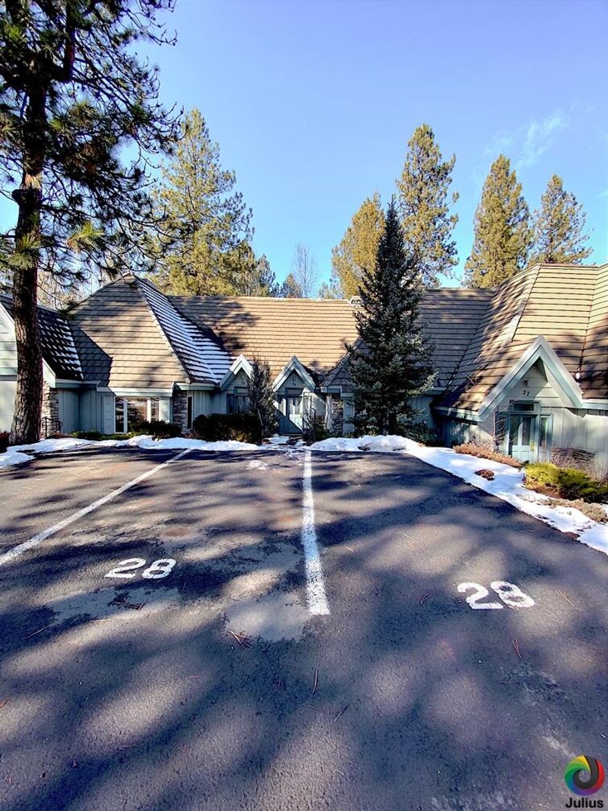 TH# 28 - A -- 20% Deeded Ownership (10 Weeks) in this large beautifully decorated and furnished townhome. StoneRidge Townhomes-Sunriver has a clubhouse with a pool, workout room, jacuzzi/hot tub, steam room and sauna. Tennis courts and bikes available. A professional management team is onsite to assist with any needs owners may have. This home is a rental option home and you can exchange weeks through RCI. Home is newly refurbished - very nice! Completed refurbish March 2020.   This home has a new water heater, furnace, hardwood floors and A/C.