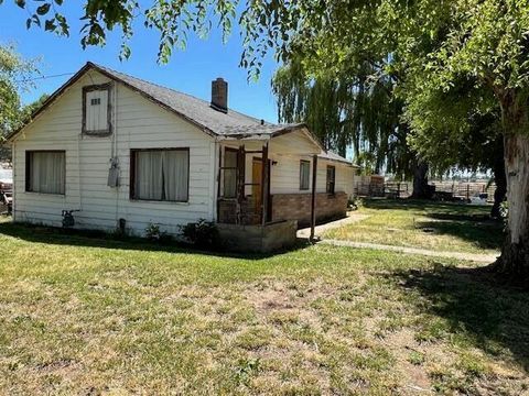 Photo of 585 SW Fairgrounds Road, Madras, OR 97741 (MLS # 220214937)
