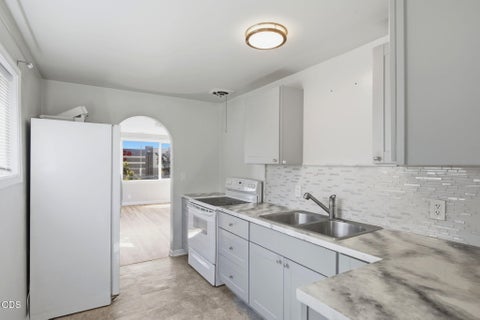 Tiny photo for 2072 NE Fairview Avenue, Grants Pass, OR 97526 (MLS # 220227323)