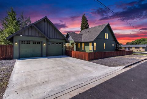 Tiny photo for 1130 SW Indian Avenue, Redmond, OR 97756 (MLS # 220224841)