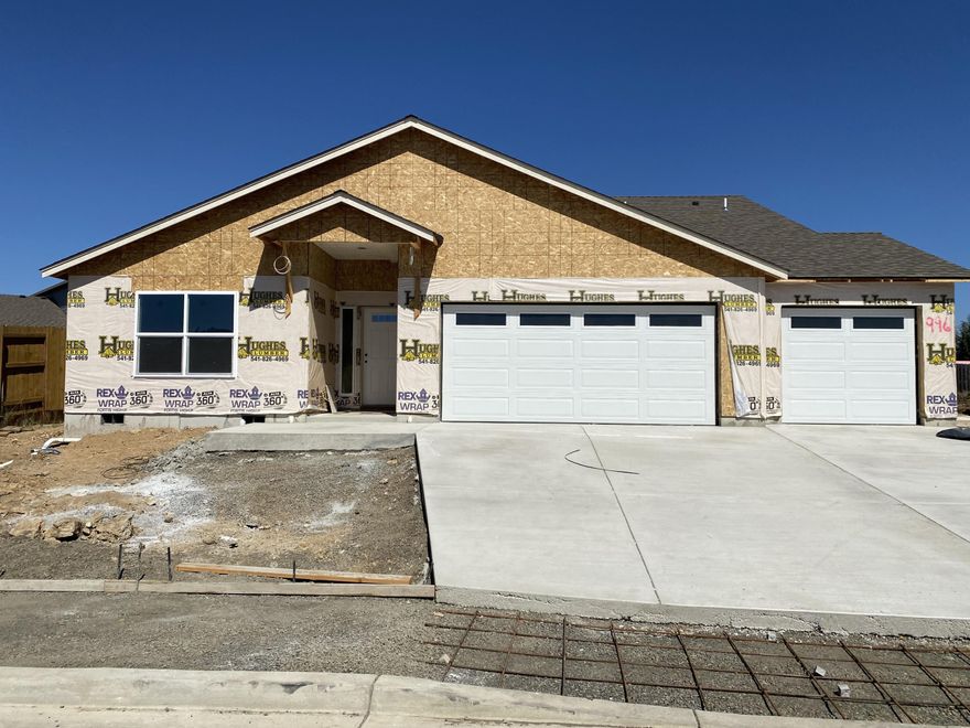 BRAND NEW HOME!! New construction in the Sienna Hills Subdivision of Eagle Point. Gorgeous 3 bedroom 2 bath with open floor plan. Spacious three car garage with potential RV parking.  Come check it out today before it's gone! ***Interior photos are for illustrative purposes only - Although finishes in the home will be similar