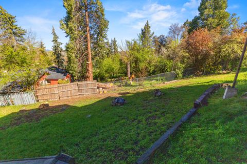Tiny photo for 1240 Vista Way, Klamath Falls, OR 97601 (MLS # 220219351)