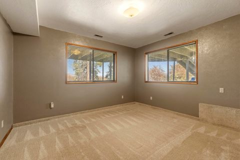 Tiny photo for 1240 Vista Way, Klamath Falls, OR 97601 (MLS # 220219351)