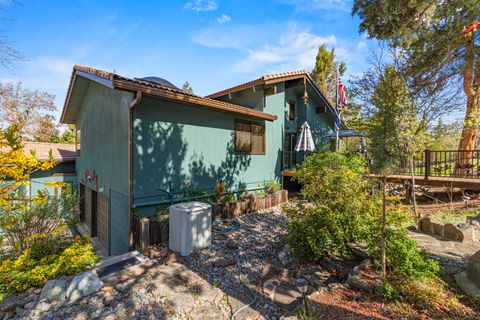 Tiny photo for 1240 Vista Way, Klamath Falls, OR 97601 (MLS # 220219351)