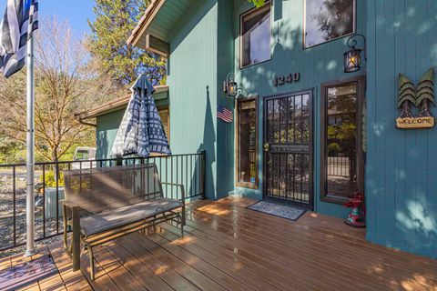 Photo of 1240 Vista Way, Klamath Falls, OR 97601 (MLS # 220219351)