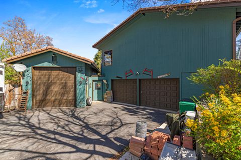 Tiny photo for 1240 Vista Way, Klamath Falls, OR 97601 (MLS # 220219351)