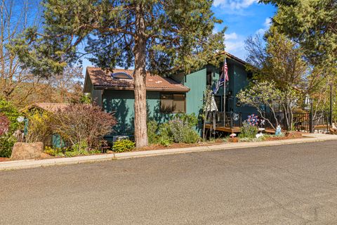 Tiny photo for 1240 Vista Way, Klamath Falls, OR 97601 (MLS # 220219351)