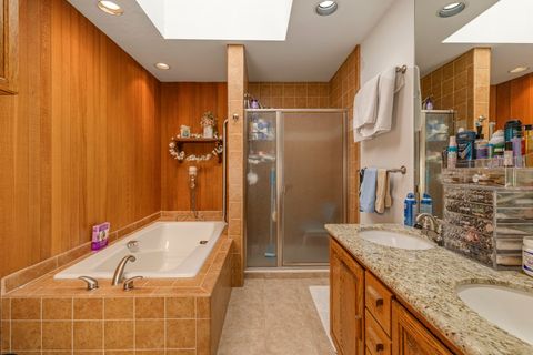 Tiny photo for 1240 Vista Way, Klamath Falls, OR 97601 (MLS # 220219351)