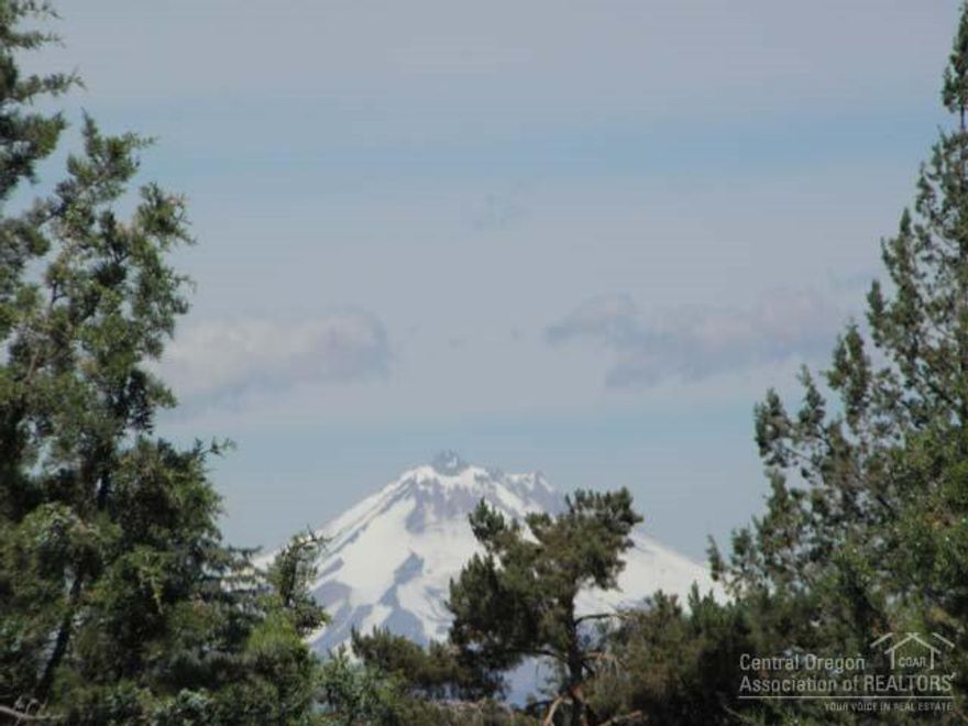 One of the last view lots in Madras Ranchos. Mountain views of the Cascade Mountains. Build your new home and enjoy the privacy of 2.5 acres with a wonderful view. It's a must see property if you are wanting to build.
