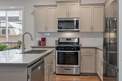 Tiny photo for 16610 Pine Creek Drive, La Pine, OR 97739 (MLS # 220212410)