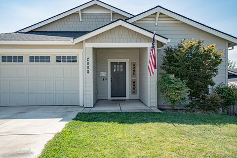 Tiny photo for 2008 Hondeleau Lane, Medford, OR 97504 (MLS # 220214947)