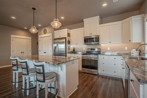 Tiny photo for 2008 Hondeleau Lane, Medford, OR 97504 (MLS # 220214947)