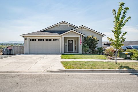 Photo of 2008 Hondeleau Lane, Medford, OR 97504 (MLS # 220214947)