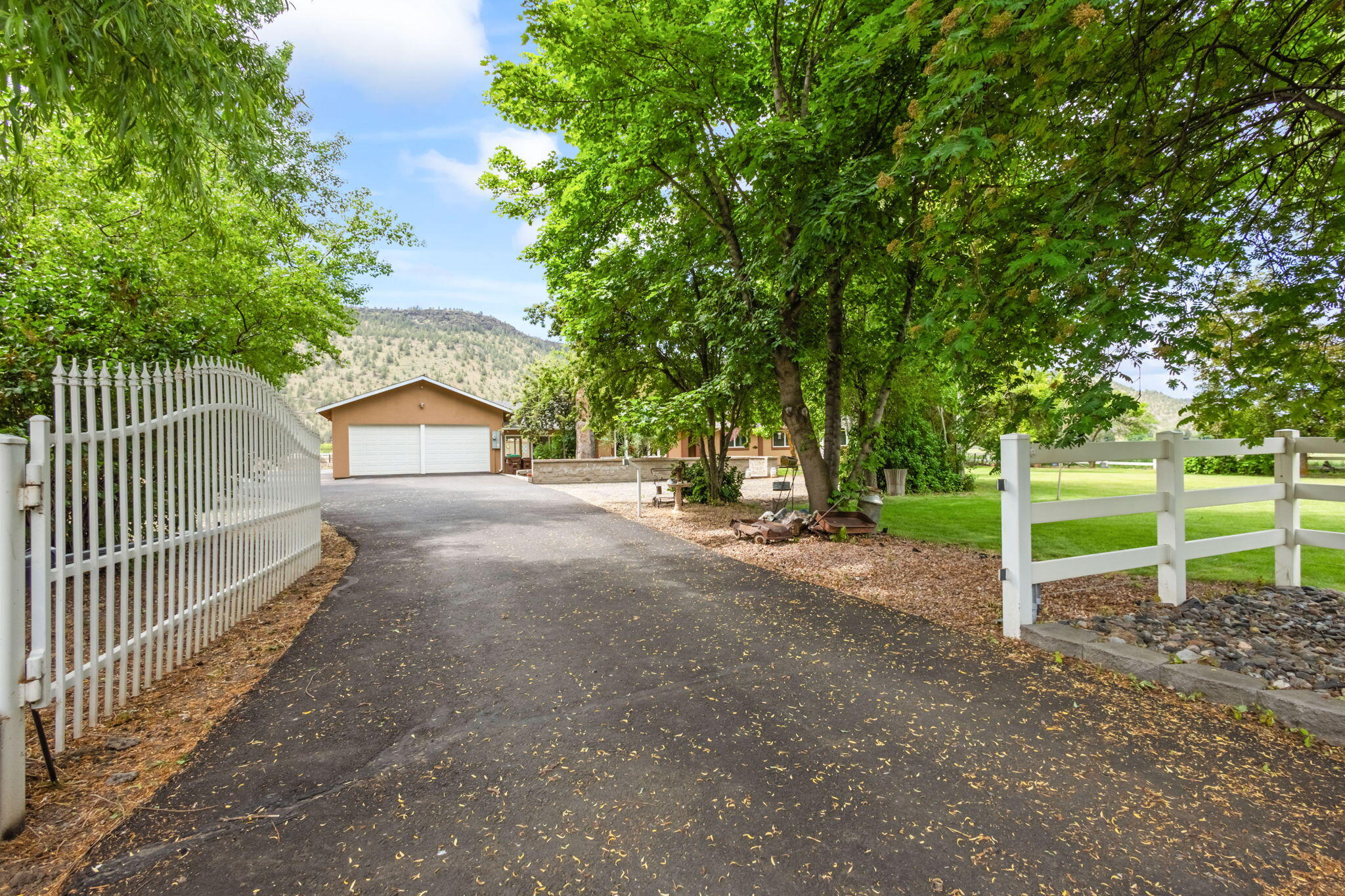 389 NE Orchard Lane