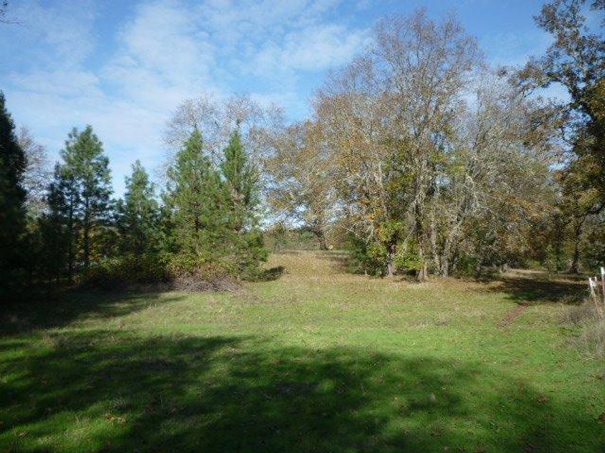 Nice vacant lot for you to build your country home! Nice area with great sun exposure.