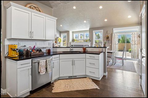 Tiny photo for 4594 SW Volcano View Way, Redmond, OR 97756 (MLS # 220225799)