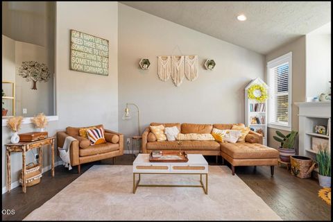 Tiny photo for 4594 SW Volcano View Way, Redmond, OR 97756 (MLS # 220225799)