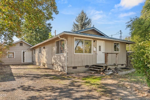 Photo of 947 Dakota Avenue, Medford, OR 97501 (MLS # 220229101)