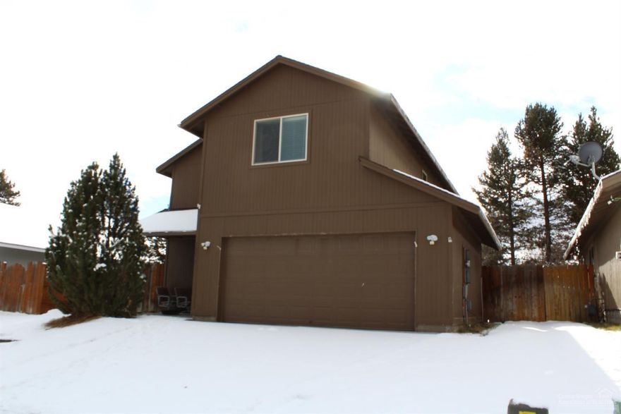 Take a look at this 3 Bed 2.5 Bath Home. This well Maintained Home has an Open Floor Plan and a Fenced Backyard. Entry has a large Coat Closet. Sprinkler System. Hot Tub Included. Storage Unit in The back Yard has Room for All your Yard Tools.<span style=font-size: 10pt;>Located Close to Town, Shopping, Restaurants, and Amenities.</span>