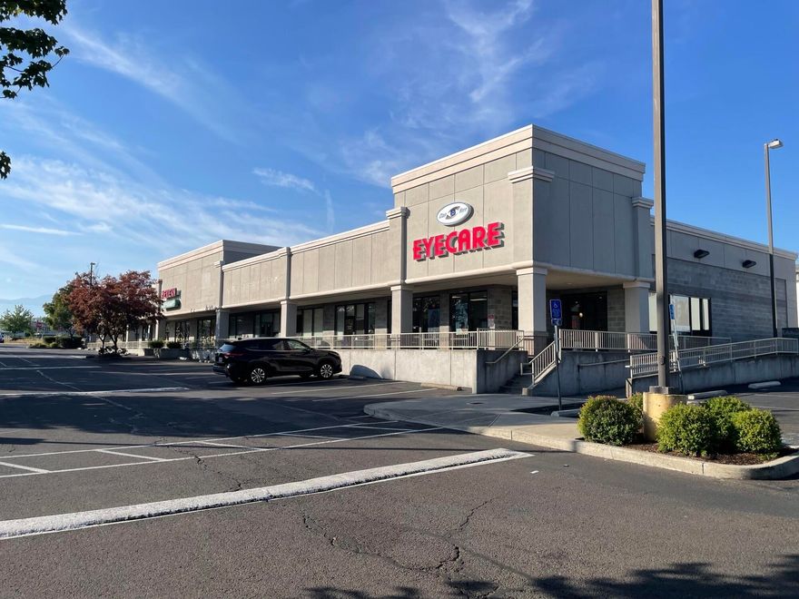 Quality endcap space available in the West annex at the WinCo Plaza located in close proximity to the South Medford interchange. This space is located in a high traffic trade area with various new commercial developments nearby. Recent additions at the center include Chuck E Cheese, Cricket Wireless, and a Veterinary Hospital. The Subject space is the Northern endcap and was most recently tenanted by an eye care business. Owner will consider tenant improvements and/or allowances subject to negotiation and tenant qualifications.