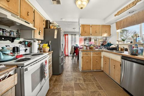 Tiny photo for 1553 Crater Lake Avenue, Medford, OR 97504 (MLS # 220214394)