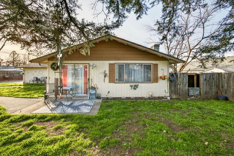 Tiny photo for 1553 Crater Lake Avenue, Medford, OR 97504 (MLS # 220214394)