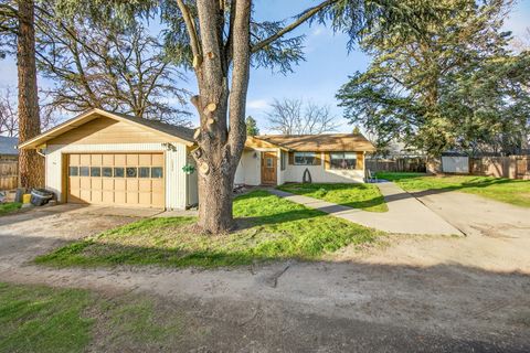 Photo of 1553 Crater Lake Avenue, Medford, OR 97504 (MLS # 220214394)